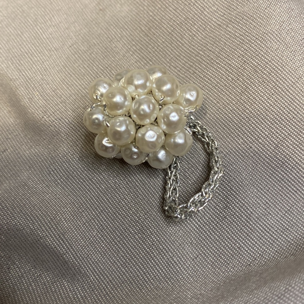 Faux Cluster Pearl Ring on Elastic Band women’s costume jewelry